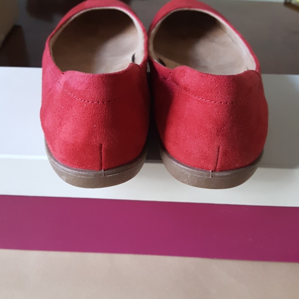 02:05 - Naturalizer Red Flats - Picture 3 of 5